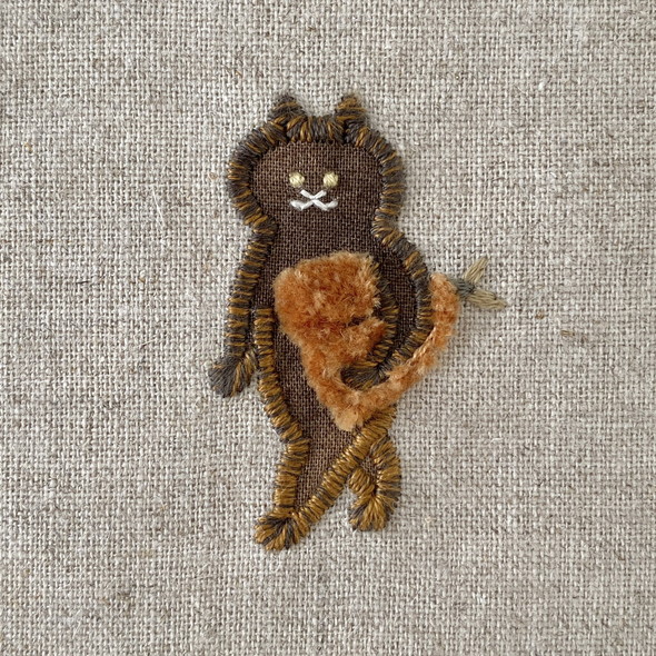 アジフライを運ぶ猫ちゃんの刺しゅう