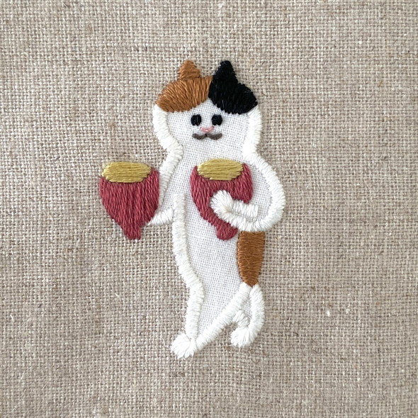 ふかした芋を運ぶ猫ちゃんの刺しゅう