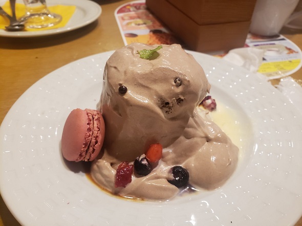 崩れて悪霊のようなビジュアルと化したココスのおばけケーキ