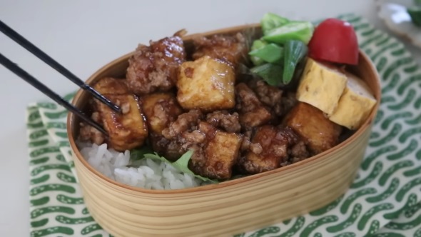 厚揚げを弁当箱に詰める