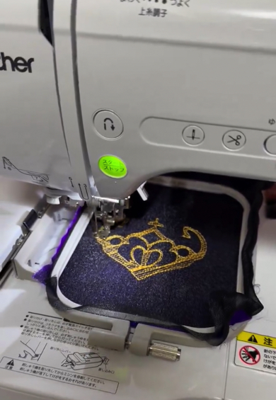 高速で動く刺しゅうミシン