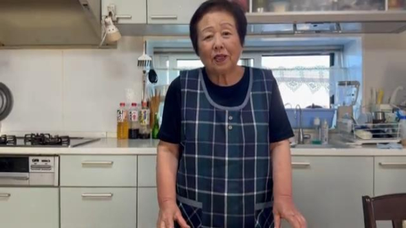 作るものを説明する料理好きばあばさん