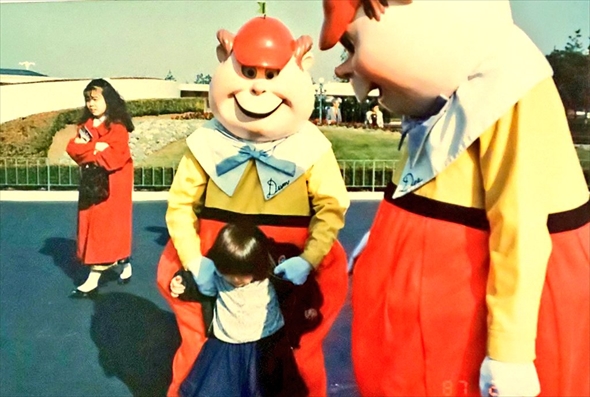 昔の東京ディズニーランドでトゥイードル・ディーとトゥイードル・ダムに囲まれたトラウマ写真