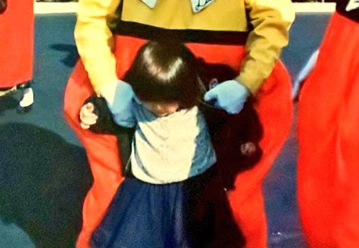 昔の東京ディズニーランドでトゥイードル・ディーとトゥイードル・ダムに囲まれたトラウマ写真