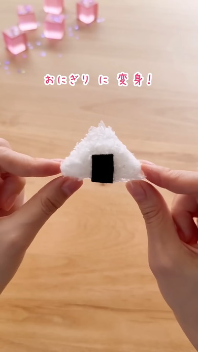 コーナークリップに毛糸を貼り付けておにぎりアレンジ