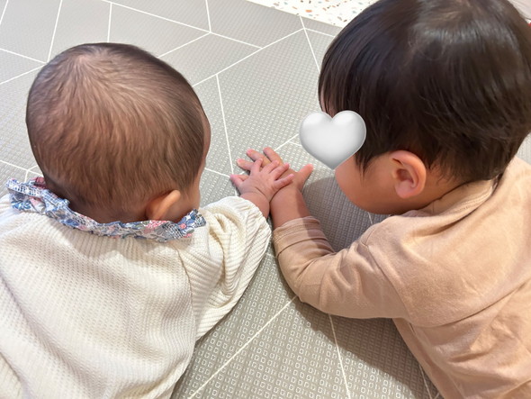 2歳の男の子と赤ちゃん