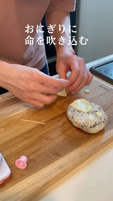 おにぎりにトトロの顔