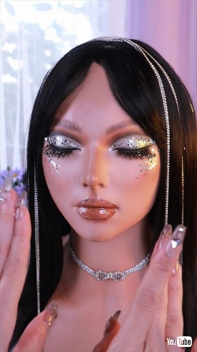 ギラギラメイクのマネキンを、半分だけメイクオフ