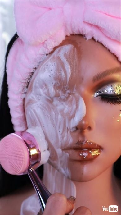 ギラギラメイクのマネキンを、半分だけメイクオフ