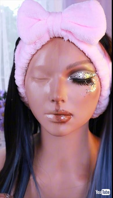 ギラギラメイクのマネキンを、半分だけメイクオフ