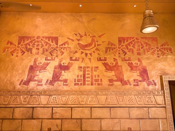 壁画にはキーとなるアイテム「ゴールデンバナナ」を崇める様子が