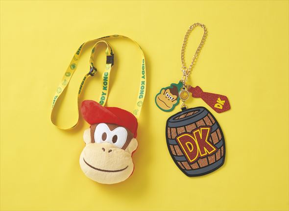 左：チケットホルダー 右：チャーム＆リール付きチケットホルダー（11月13日先行発売）