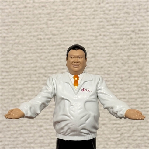 後ろめたそうな顔をしている「すしざんまい」木村清社長のフィギュア
