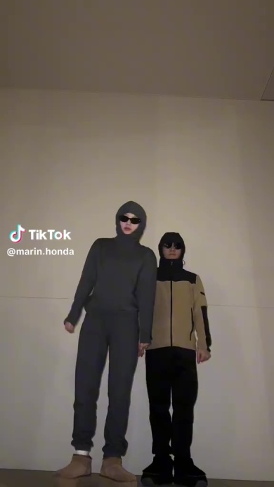 灰色タイツとサングラスで登場