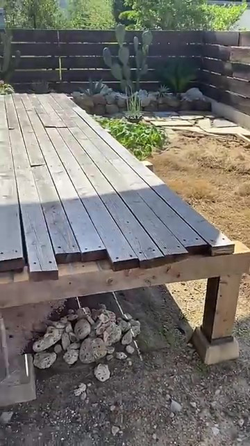 ボロボロのウッドデッキ