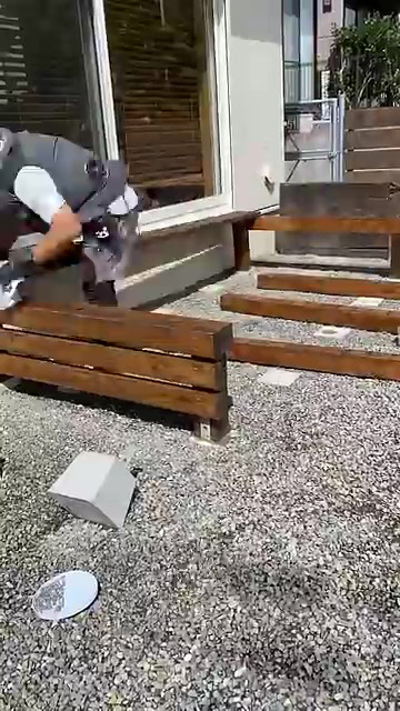 ウッドデッキを組む男性