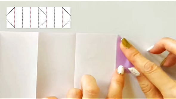 三角に折り目をつける