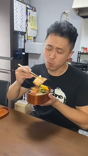 お弁当を食べる男性