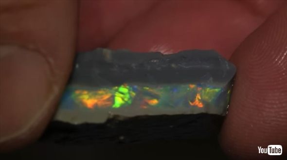 採掘場所不明のブラックオパールのカット