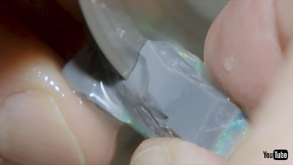 採掘場所不明のブラックオパールのカット