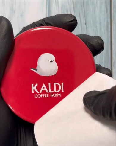 カルディのホリデークッキー缶に隠れていたシマエナガ