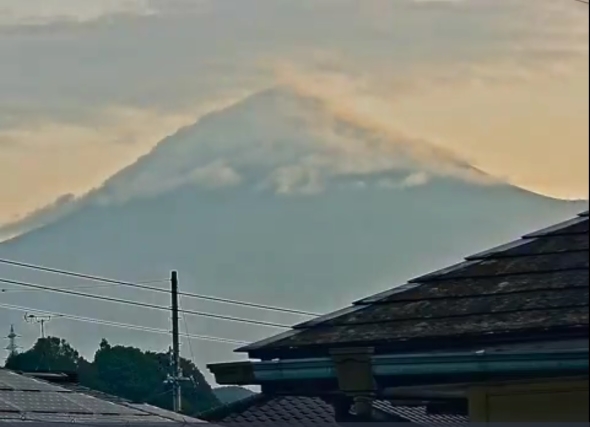 富士山と流れる雲