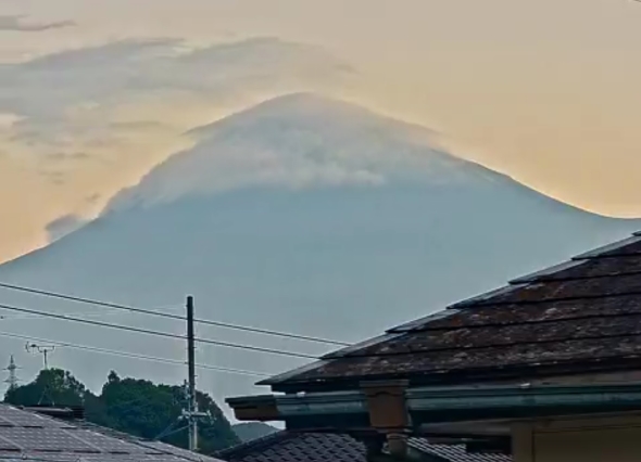 うっすらと雪が積もった富士山