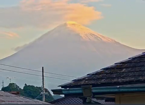 帽子のように富士山の上を流れる雲