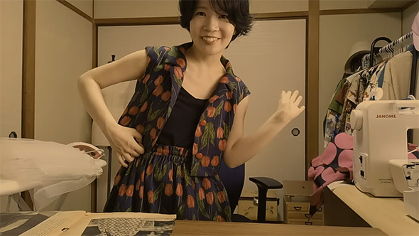 雑誌と同じポーズをする女性