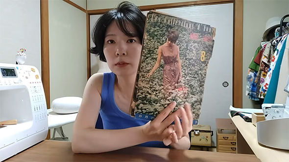 雑誌を持つ女性