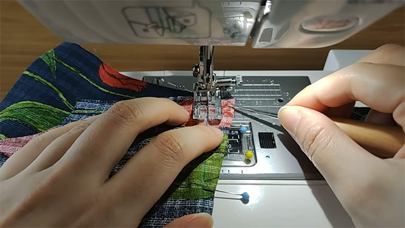 ミシンで生地を縫う
