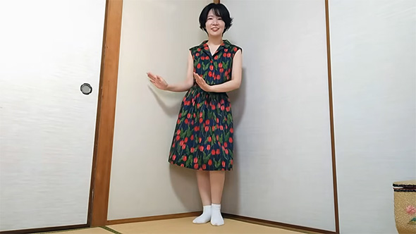 作った服を着用して踊る女性
