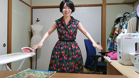 スカートの下にパニエを着用した女性