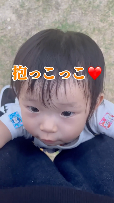 かわいすぎるおねだりをする1歳娘