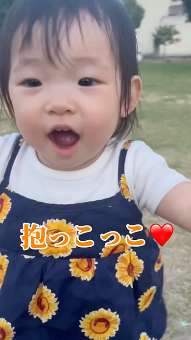 かわいすぎるおねだりをする1歳娘