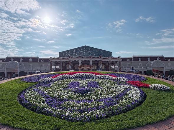 エントランスはサンタ帽のミッキー花壇が登場