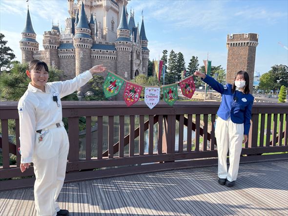 クリスマスシーズンも、キャストたちの笑顔が世界を輝かせるのです