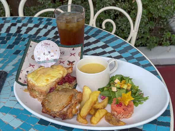 プラザパビリオン・レストランで提供されているクリスマスのスペシャルセット（2480円）