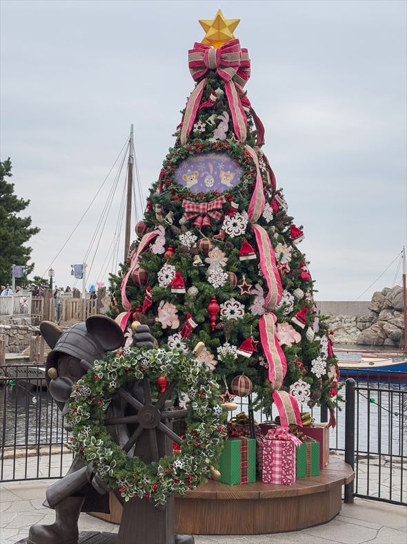 ダッフィーたちのクリスマスツリーを発見