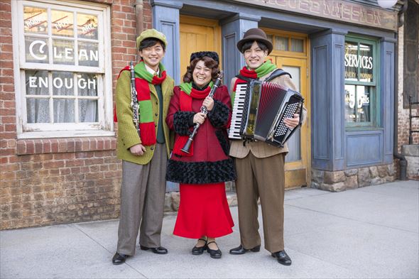 スッと現れては演奏をしてくれる「ホリージョリートリオ」