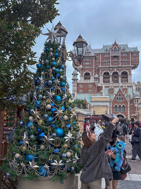 東京ディズニーシーではクリスマスツリーがたくさん用意されており、皆思い思いのスタイルで記念撮影をしています。お気に入りは見つかりますでしょうか