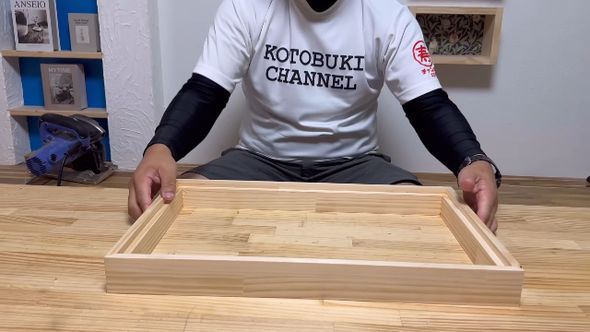 木材の切れ端をテーブルの天板にするため木箱を作る