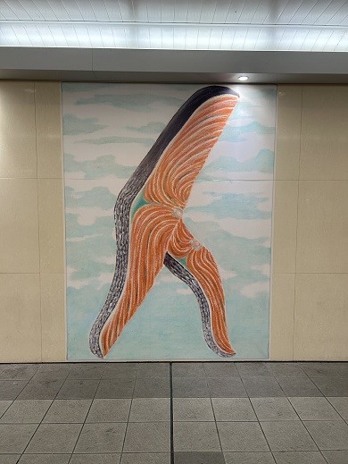 「SOU―JR総持寺駅アートプロジェクト」の一環としてJR総持寺駅の壁面に飾られている鮭の切身の絵