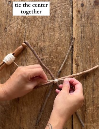 小枝を括る作業