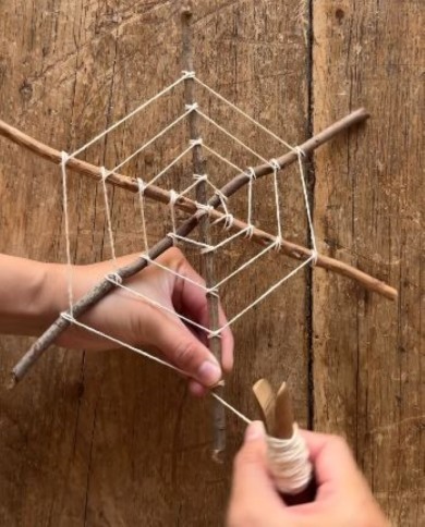 紐を手作業で編む