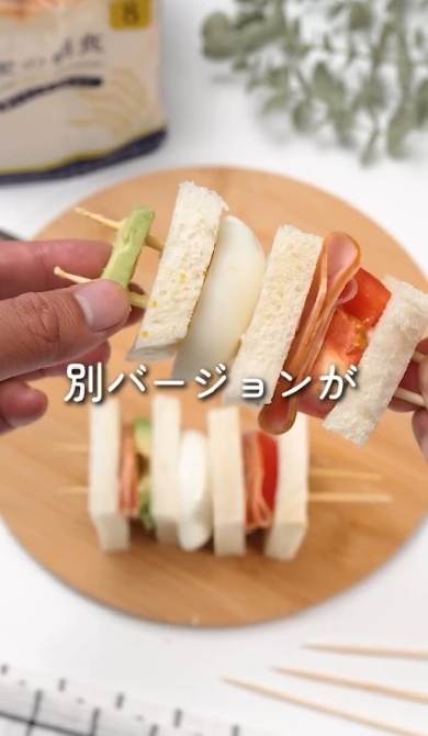 竹串に具材を刺す