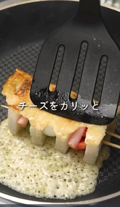 フライパンの上でチーズを巻く