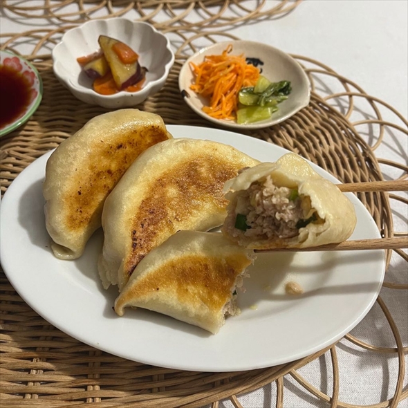 ジャンボ餃子　巨大料理　グルメ　調理　中華