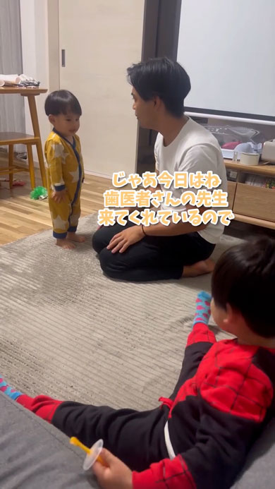 パパがるかくんに説明しているところ