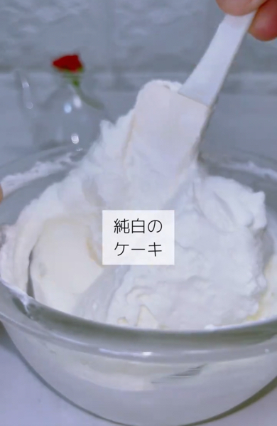ヨーグルトと生クリームで純白のケーキを作っておきます